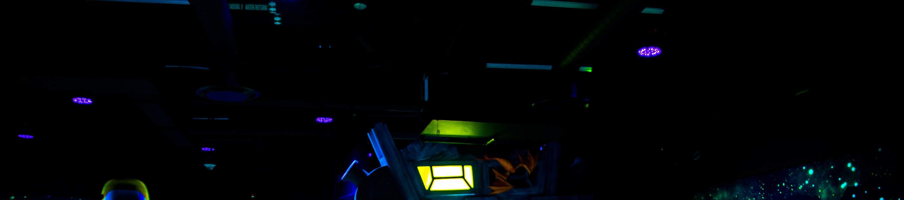 Trải nghiệm cảm giác hồi hộp của trò chơi mini golf neon blacklight với màu sắc rực rỡ và những thử thách thú vị