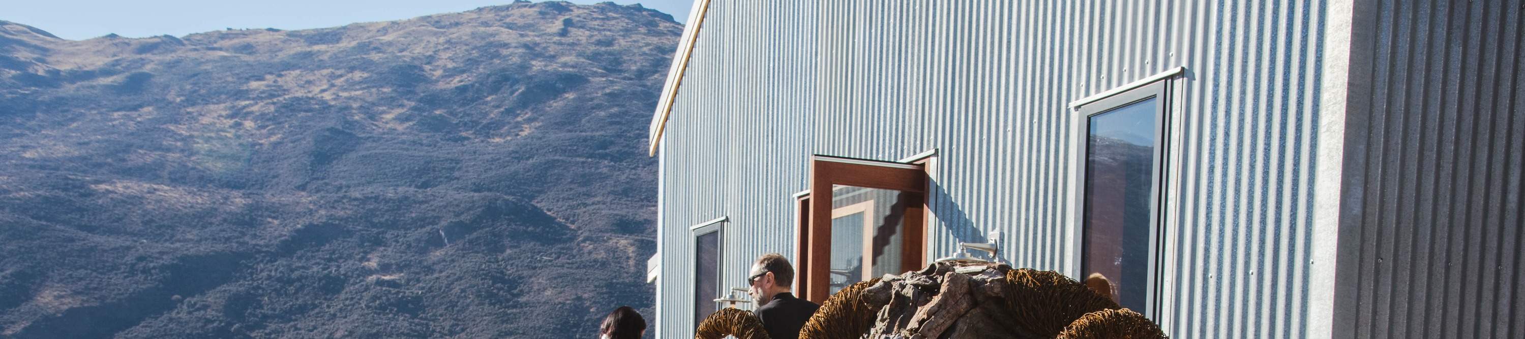 orang-orang memasuki kilang anggur