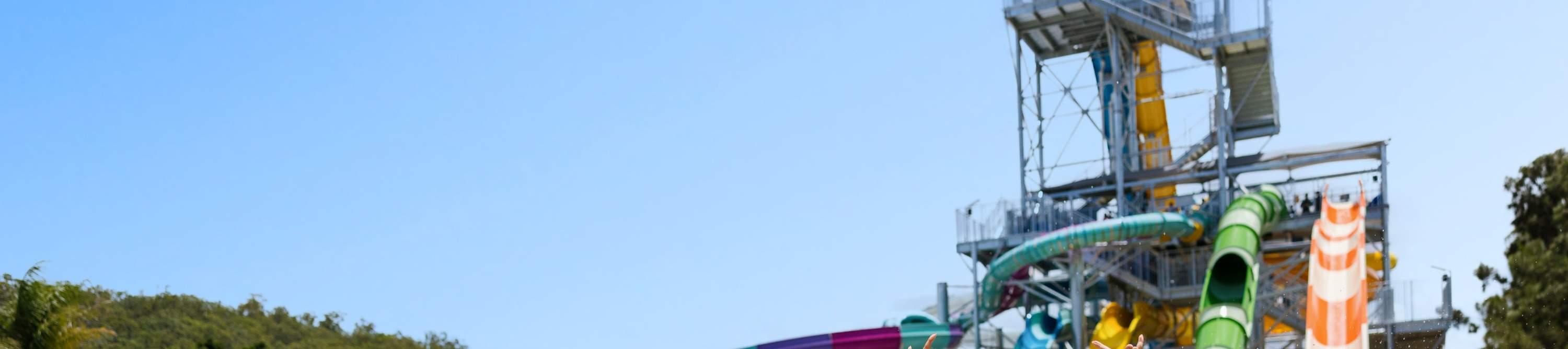 Raddoppia il divertimento con curve e torsioni intense sullo scivolo acquatico Double Barrel