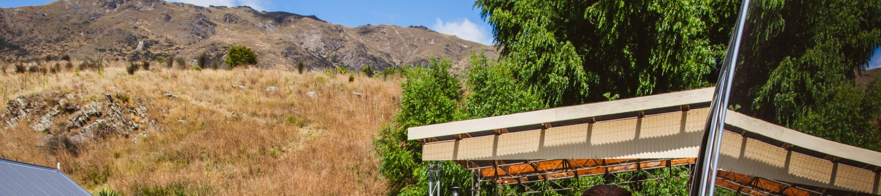 ผู้คนกำลังเดินขึ้นรถโค้ช