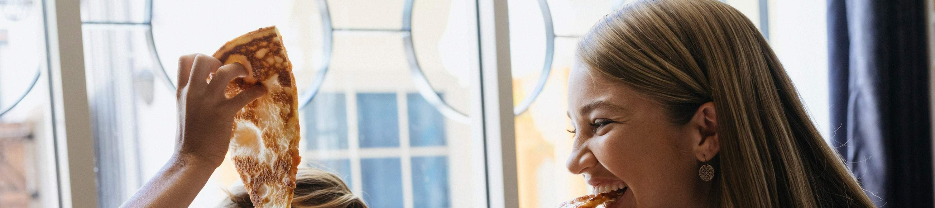 Rilassati con un drink rinfrescante e deliziosi stuzzichini al Rick's Café