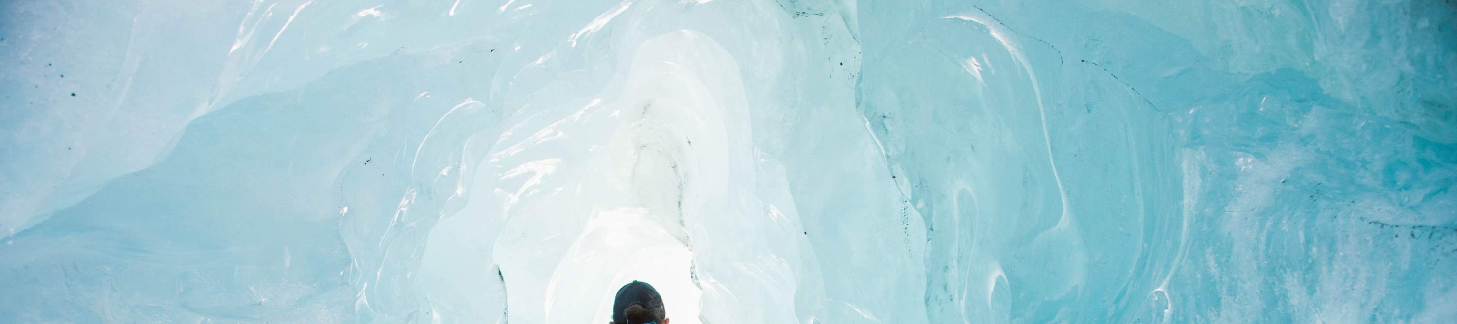 Promenez-vous dans une grotte de glace lors de cette randonnée en hélicoptère