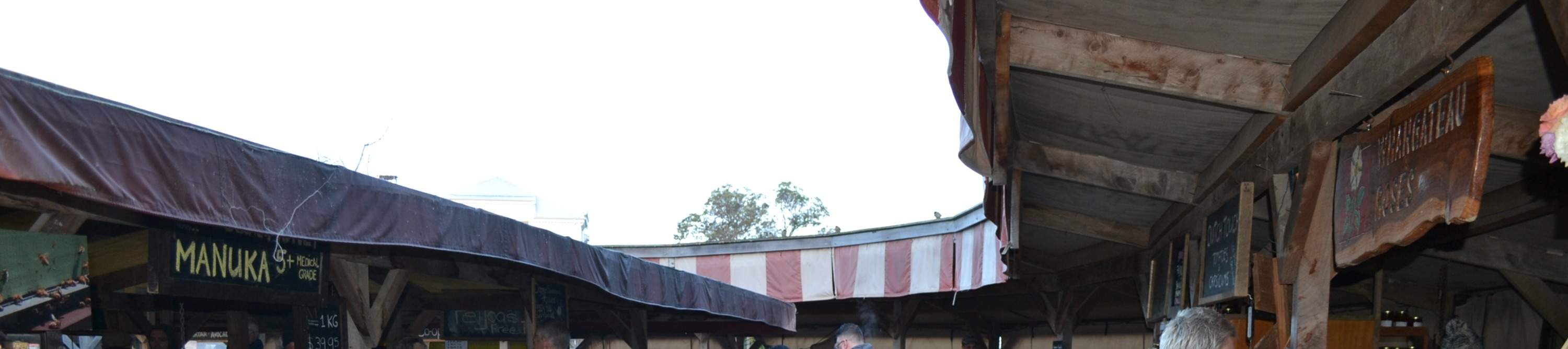 Dégustation de délices frais et gastronomiques sur des marchés fermiers animés
