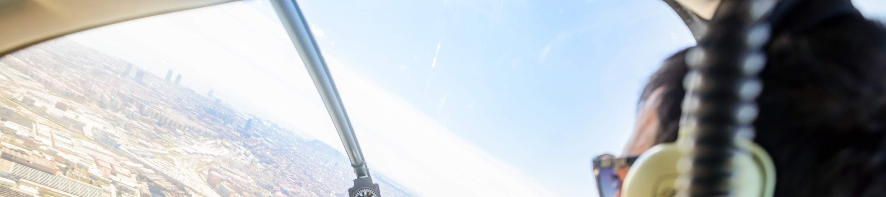 Phi công đang điều khiển trực thăng sang trái