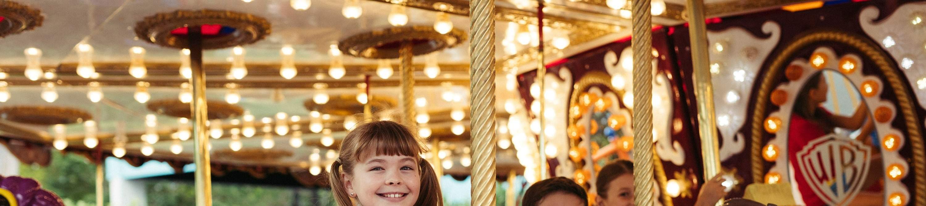 Goditi un giro stravagante sulla giostra Looney Tunes, perfetta per tutte le età