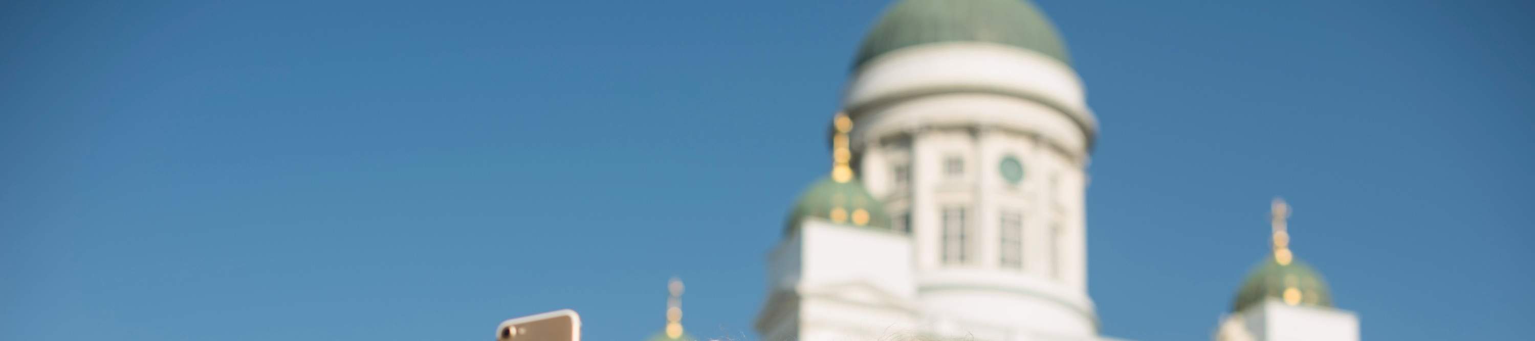 Tomarse una selfie frente a un monumento
