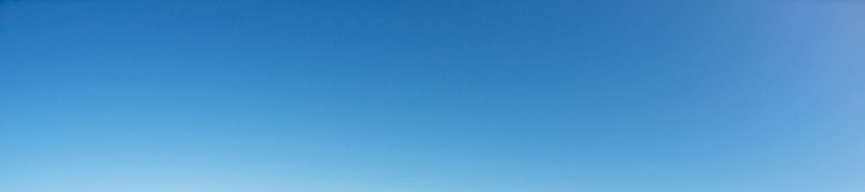 Amigos tomándose una selfie en la escalada al puente de Auckland