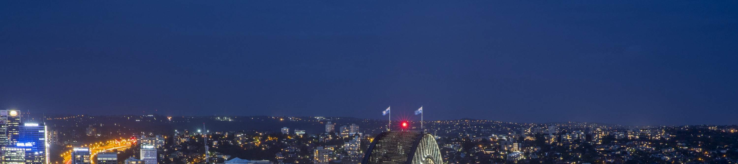 Lasciati incantare dall'Harbour Bridge illuminato sotto il cielo notturno