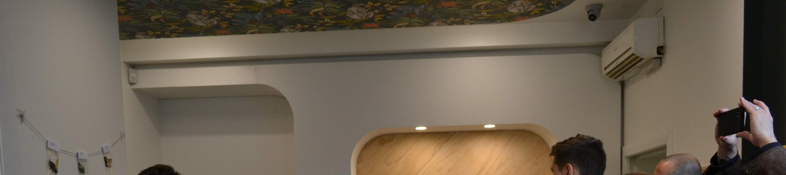 Dégustation de vins exquis associés à des fromages artisanaux sous des tonnelles ensoleillées