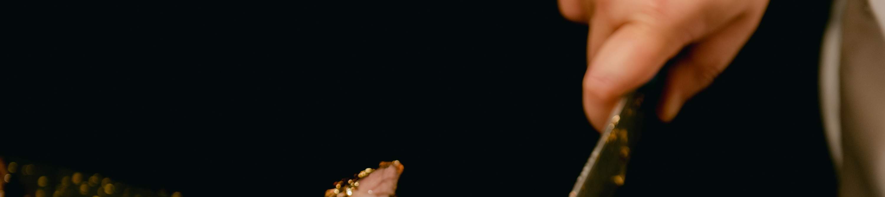 koki sedang menggeser steak