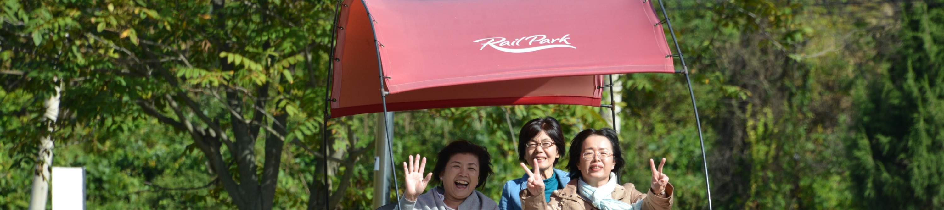 女士们骑著铁路自行车，笑容满面