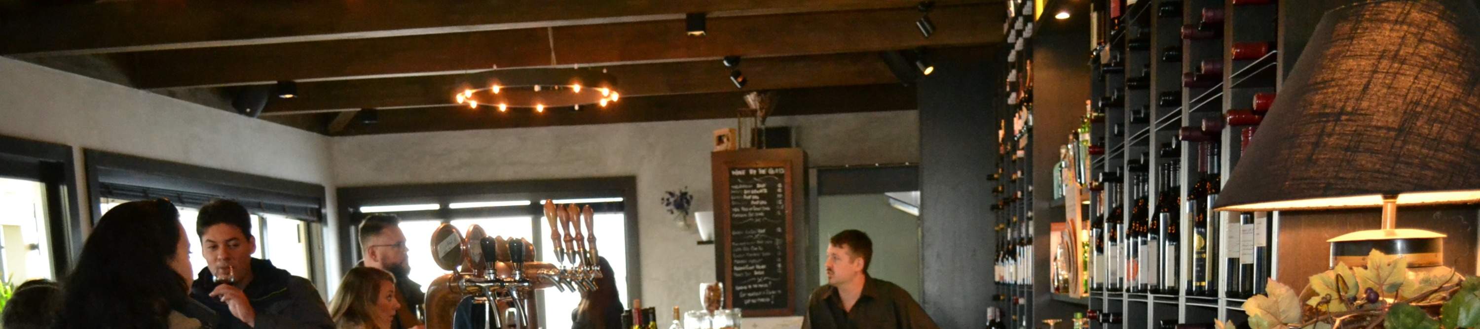 Appréciez le talent artistique de Matakana tout en dégustant des vins locaux de qualité supérieure