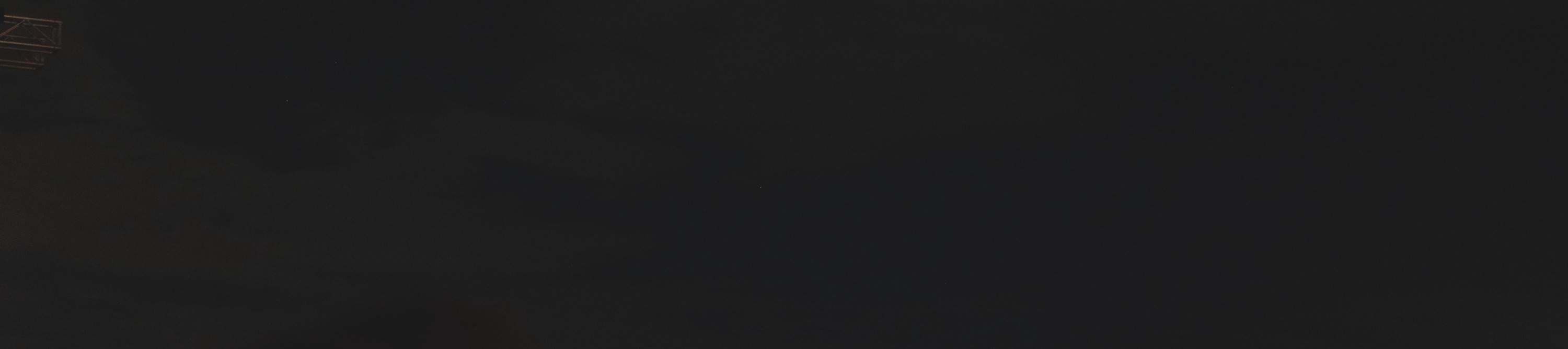 Passeggia lungo Farm Cove sotto l'incantevole bagliore delle luci della città