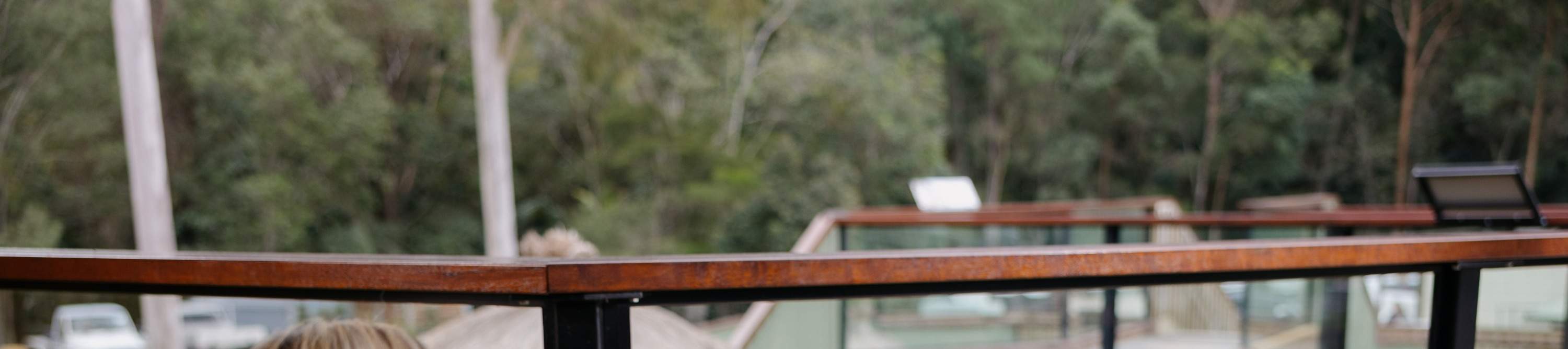 Насладитесь вкусной едой в Burrow Café, в окружении безмятежной атмосферы парка