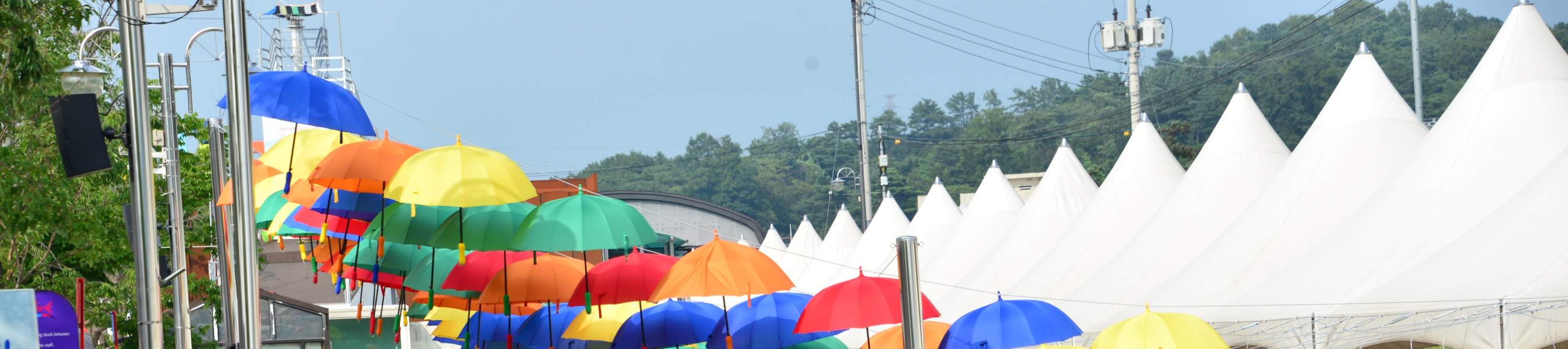 排队乘坐铁路自行车