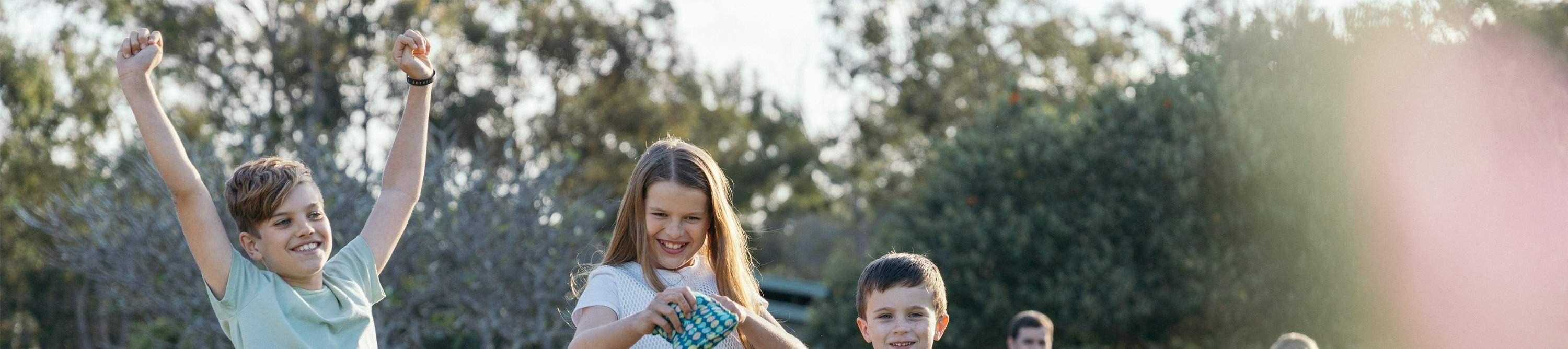Расслабьтесь, наслаждаясь закатом на холме и любуясь живописными видами.