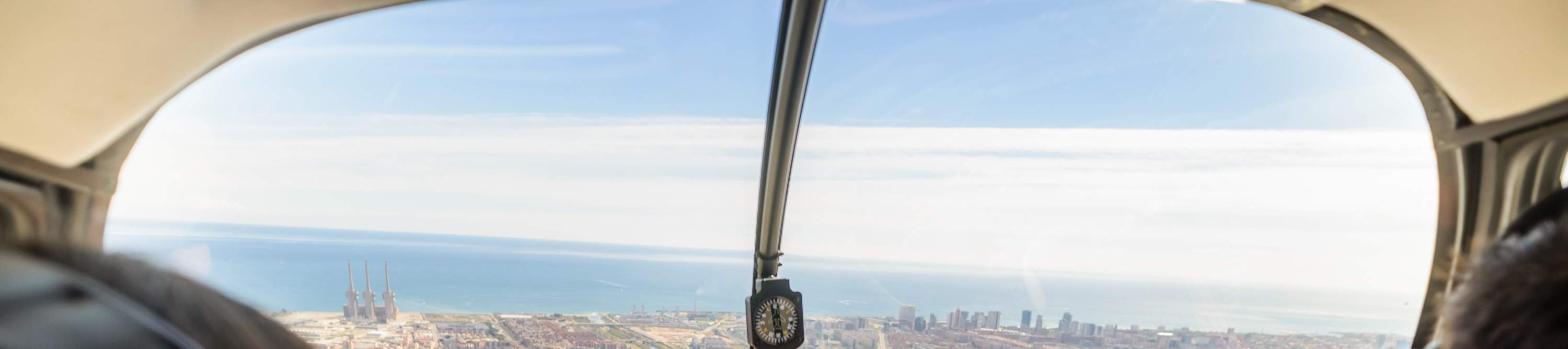 Un passager prend une photo de la vue époustouflante depuis un hélicoptère