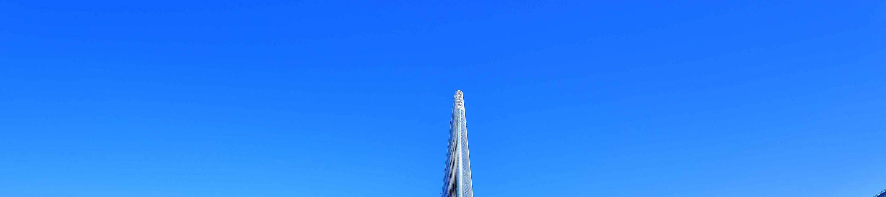 石村湖和乐天世界塔全景——乐天世界塔在石村湖上的标志性倒影，是拍摄首尔天际线的必选之地。