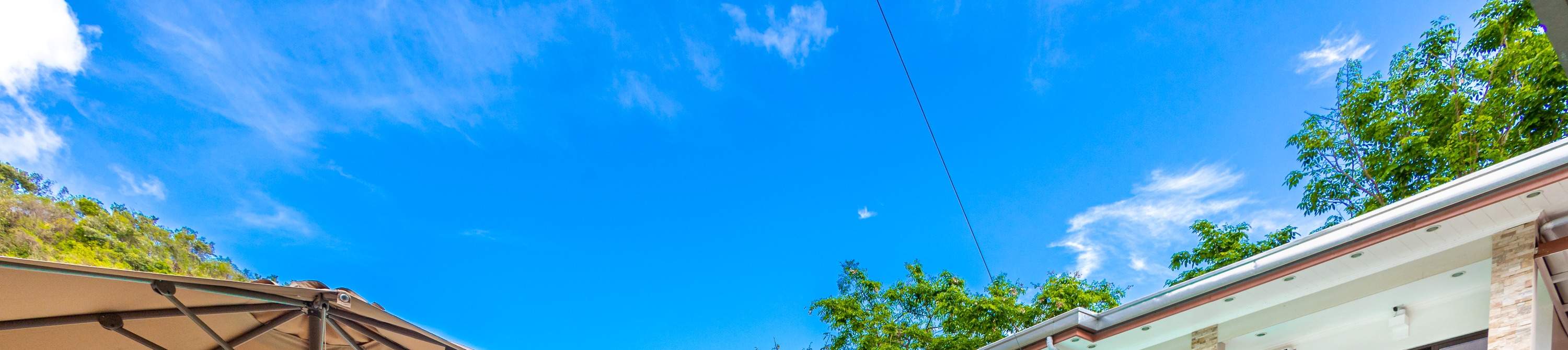 带躺椅和围栏的房子里的游泳池