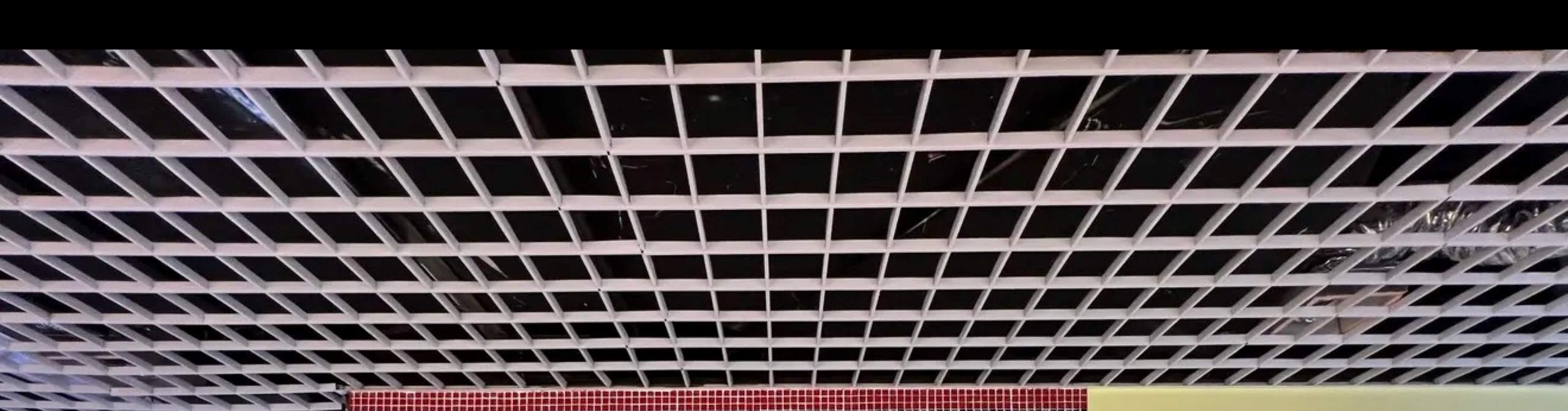 Les regrets que l'on ne peut confier à sa famille trouvent leur place dans ces objets anciens et ces histoires.