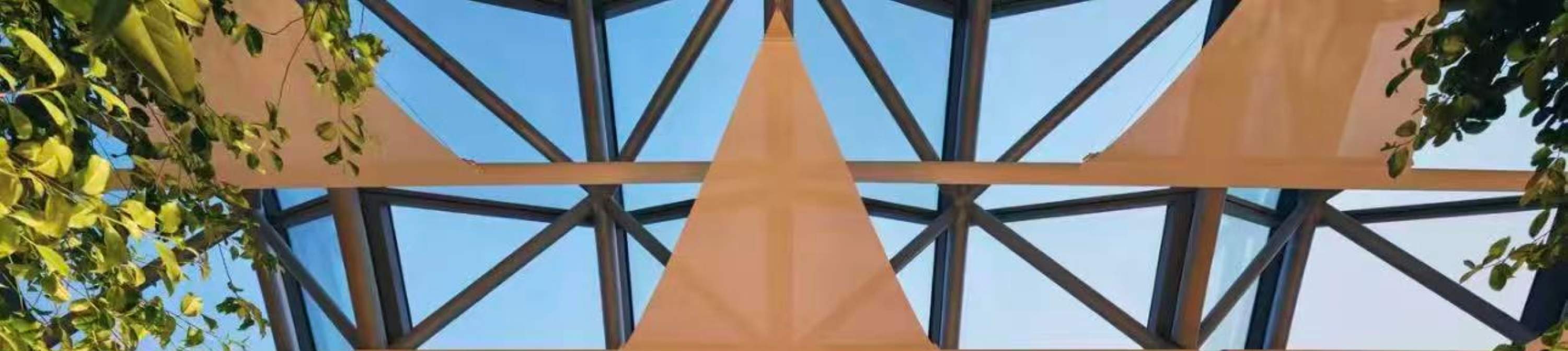 Genießen Sie von hier aus den Panoramablick auf die Stadt in komfortabler Atmosphäre und erleben Sie die einzigartige visuelle Pracht der Stadt bei Tag und Nacht.