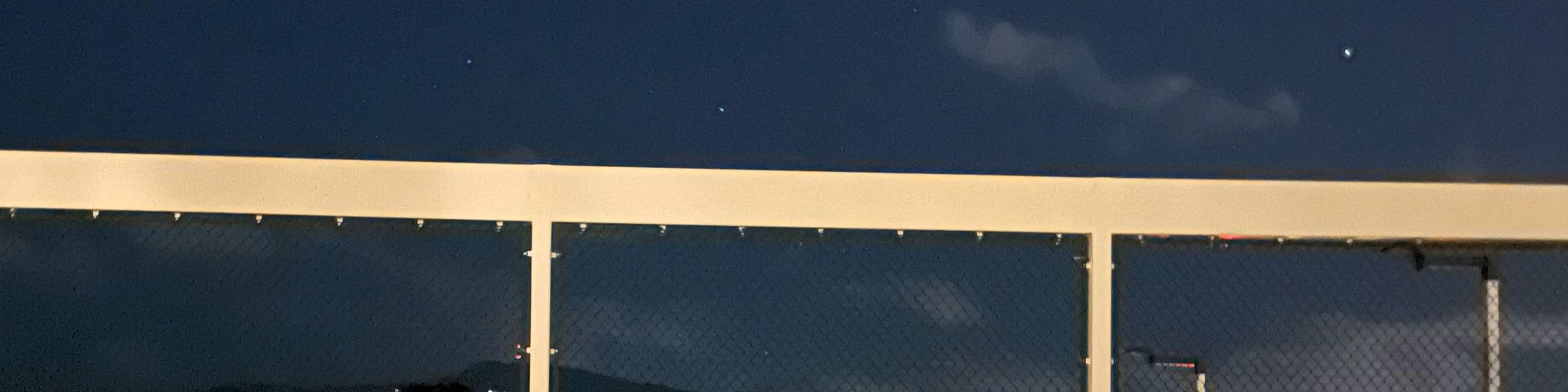 微笑的情侣在当地导游的指导下，一边观星一边学习夏威夷州语的名字