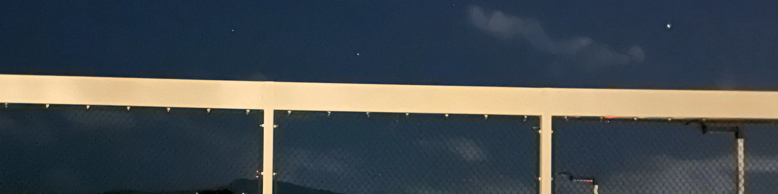 微笑的情侣在当地导游的指导下，一边观星一边学习夏威夷州语的名字