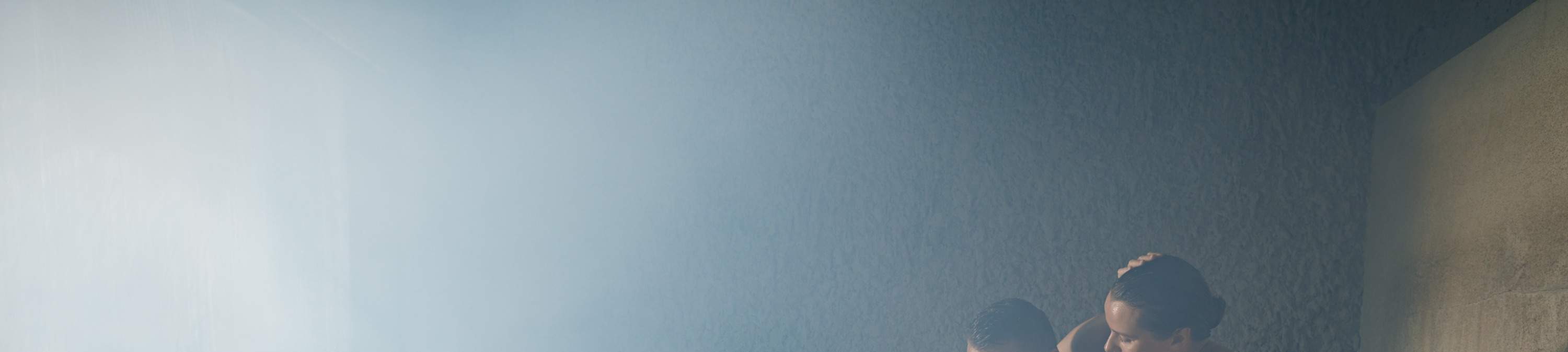 Gönnen Sie sich ein luxuriöses Erlebnis in der Blauen Lagune, komplett mit einem kuscheligen Handtuch und einer Schlammmaske.