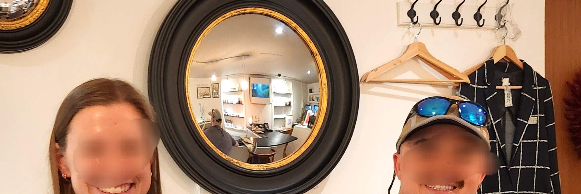 Haruskah kita mulai langkah demi langkah? Langkah pertama adalah mencium setiap wewangian satu not satu per satu, memikirkan bagaimana itu cocok dengan preferensi saya.