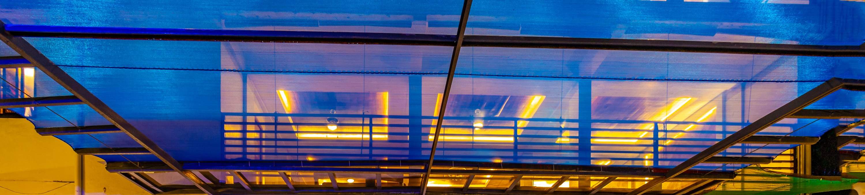 Une piscine avec un toit bleu et des lumières vives tout autour