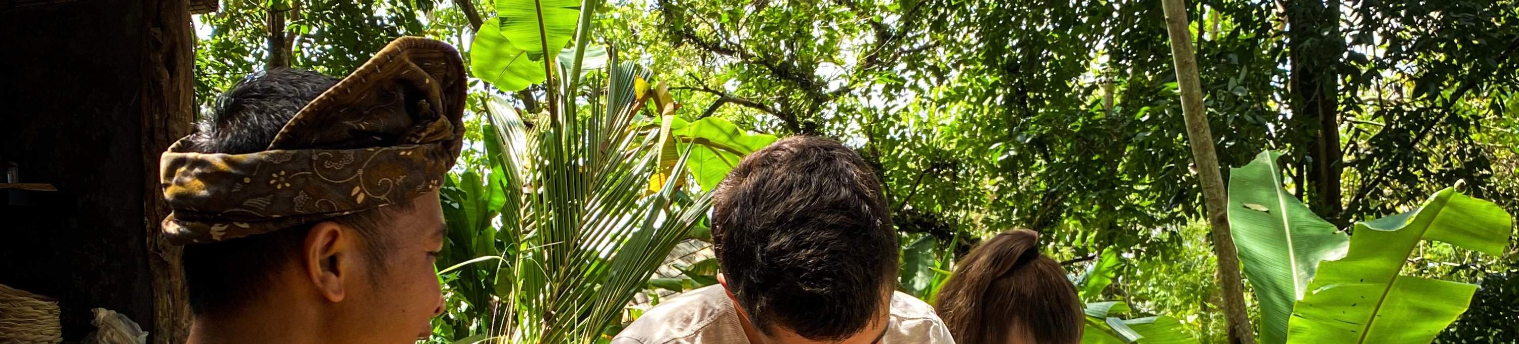 pemandu koki lokal untuk membuat makanan khas Bali yang lezat