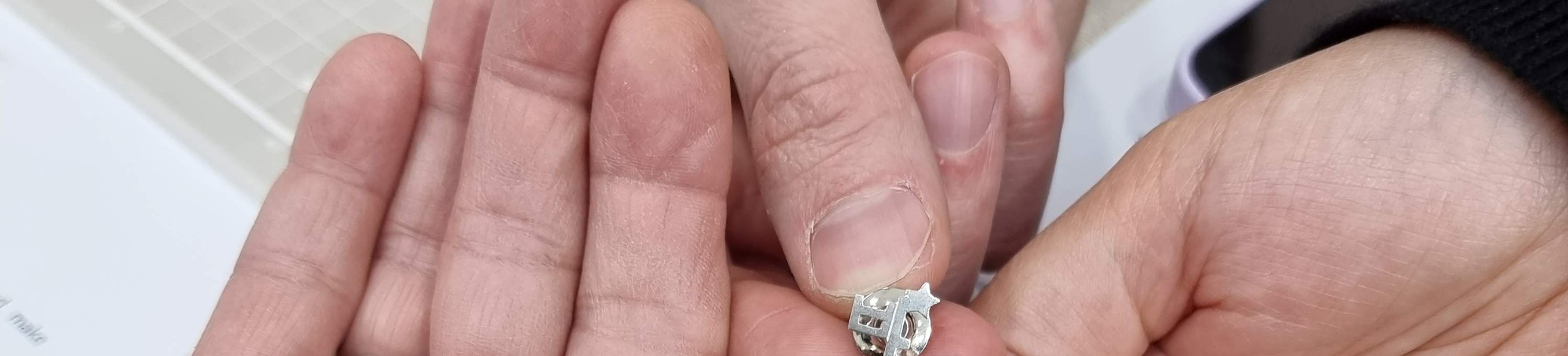 • Anda dapat memilih dan membuat perhiasan perak yang Anda inginkan, seperti kalung, anting-anting, gelang, gantungan kunci, dan pin (bros).