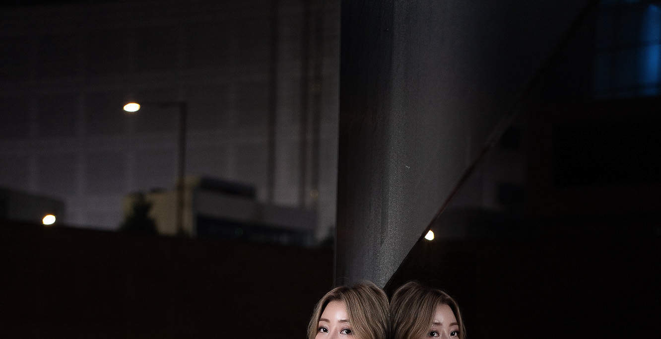 Romantische Pose vor der futuristischen Architektur des DDP – Seoul-Nachtaufnahme mit Dramatik.