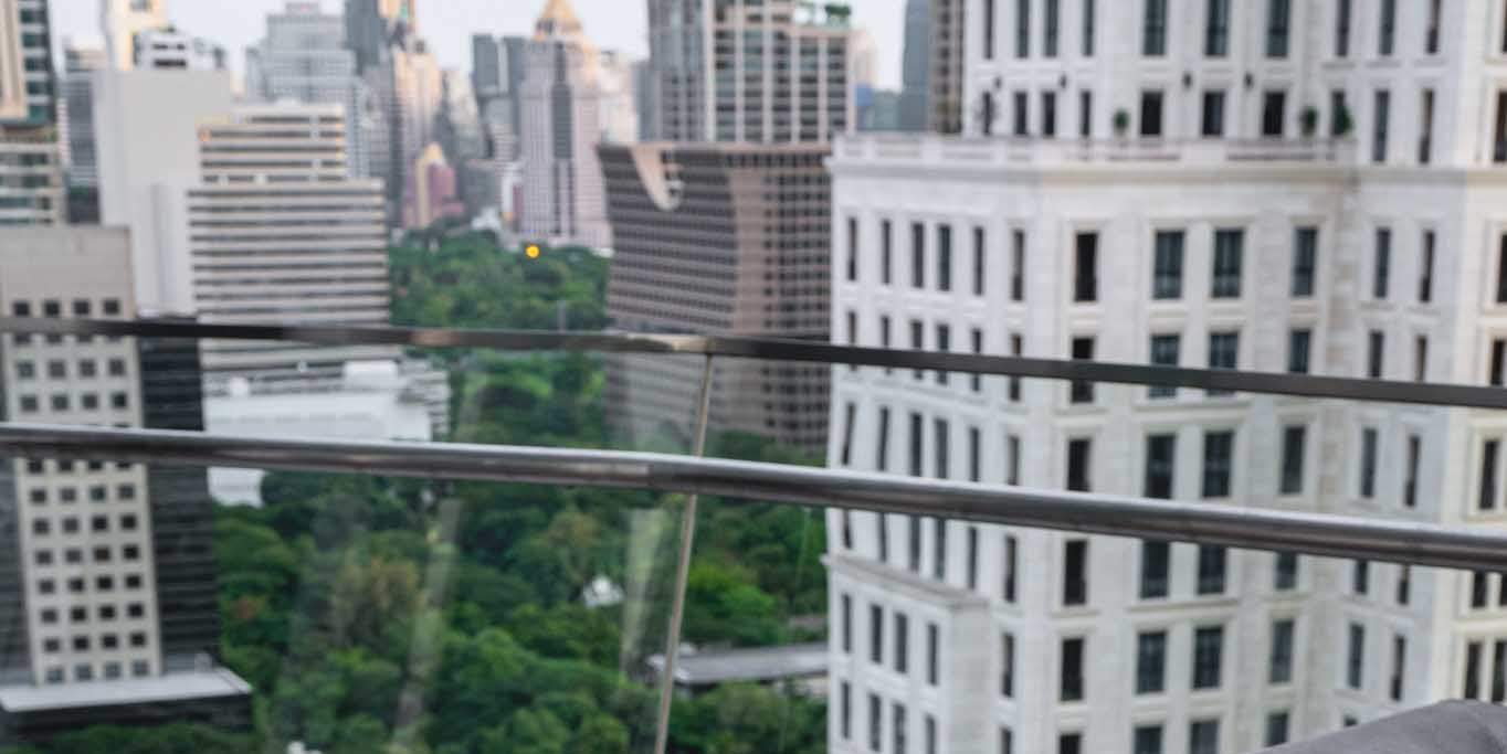 Ресторан и бар на крыше Up & Above в отеле The Okura Prestige Bangkok