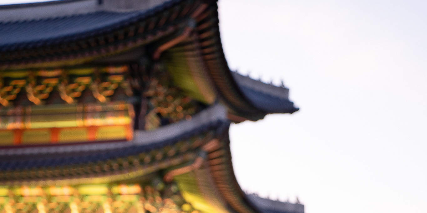 Resplandor de la hora dorada en el Palacio Gyeongbokgung – Sesión de fotos con hanbok coreano.