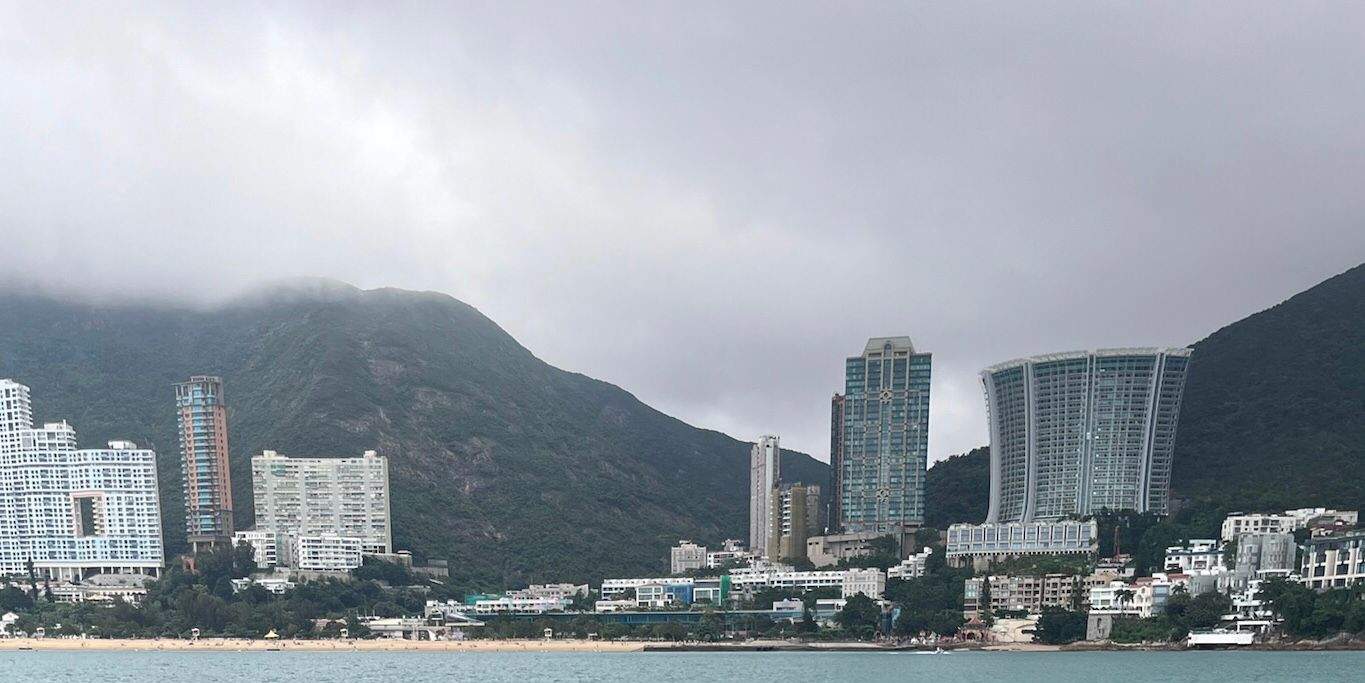 SURFMATE - リパルスベイの新しいマスタークラフトNXT22水上スキーボートで水上スキーを体験