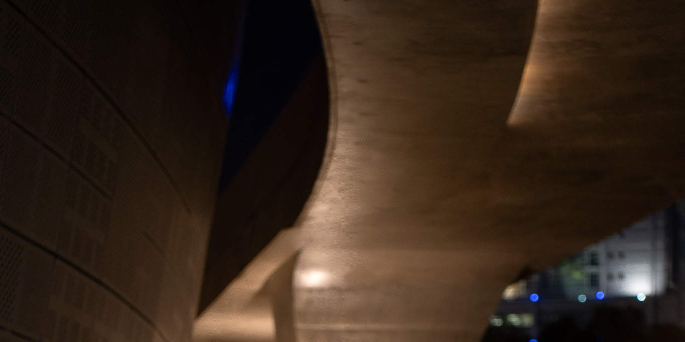 Seoul-Fotoshooting im Redaktionsstil im Lichttunnel des DDP – wenn Mode auf Reisen trifft.