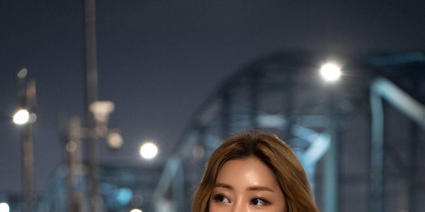 Ein mutiger und moderner Blick auf Dongdaemun – perfekt für selbstbewusste Solo-Porträts.