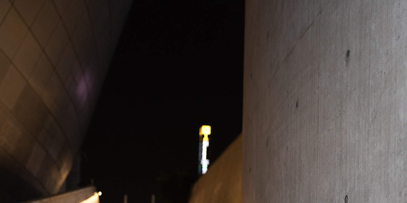 在DDP標誌性樓梯上拍攝優雅的夜景人像——首爾情侶和單人寫真體驗。