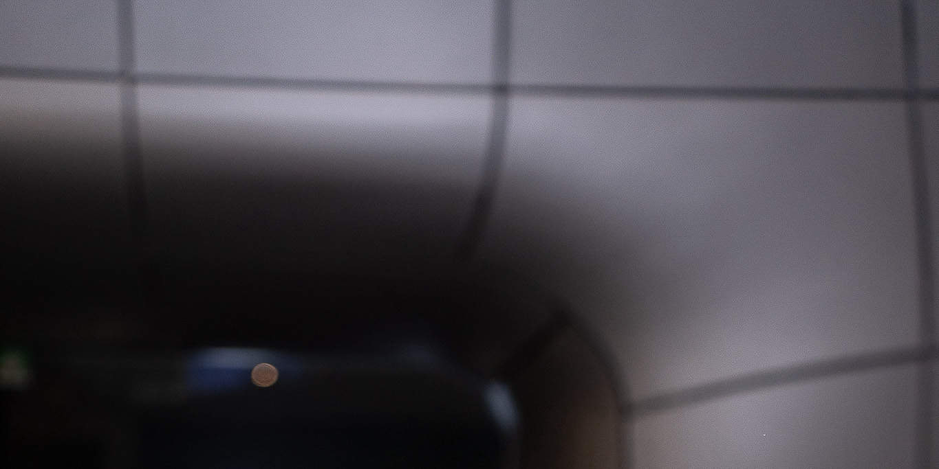 Schickes Porträt mit dramatischen Schatten am Dongdaemun Design Plaza – Nachtaufnahme in Seoul.