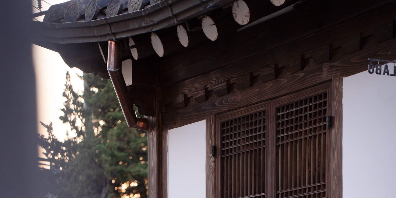 Buổi mặc hanbok truyền thống gần các cổng thành cổ kính - Nơi văn hóa Hàn Quốc gặp gỡ sự thanh lịch.