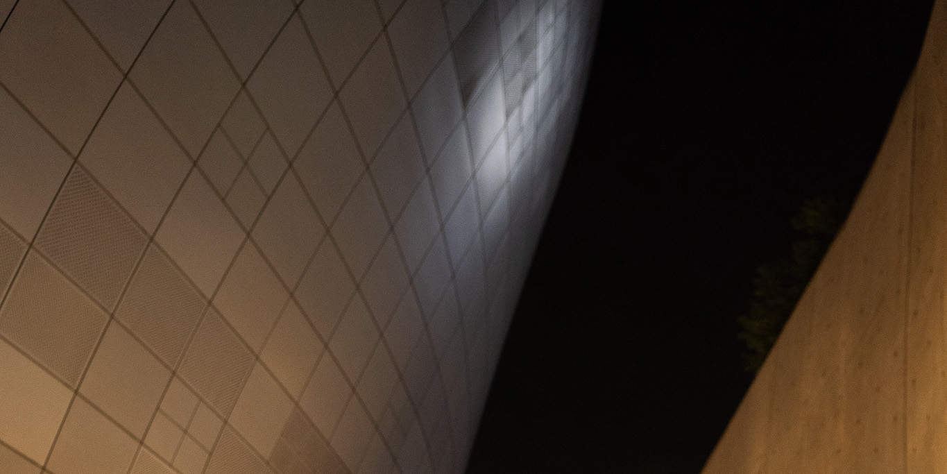 Ein verträumtes nächtliches Fotoshooting unter den leuchtenden Lichtern von Dongdaemun – eine magische Erinnerung an Seoul.