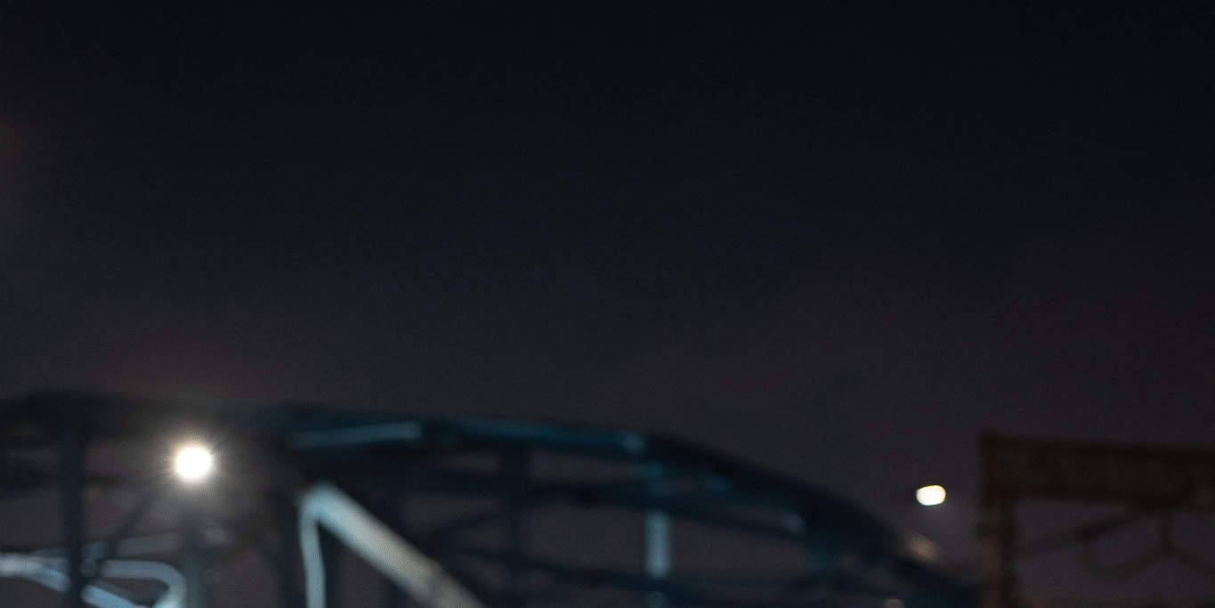 Sesión de fotos nocturna en el DDP para parejas e individuos – ambiente urbano y chic en Seúl.