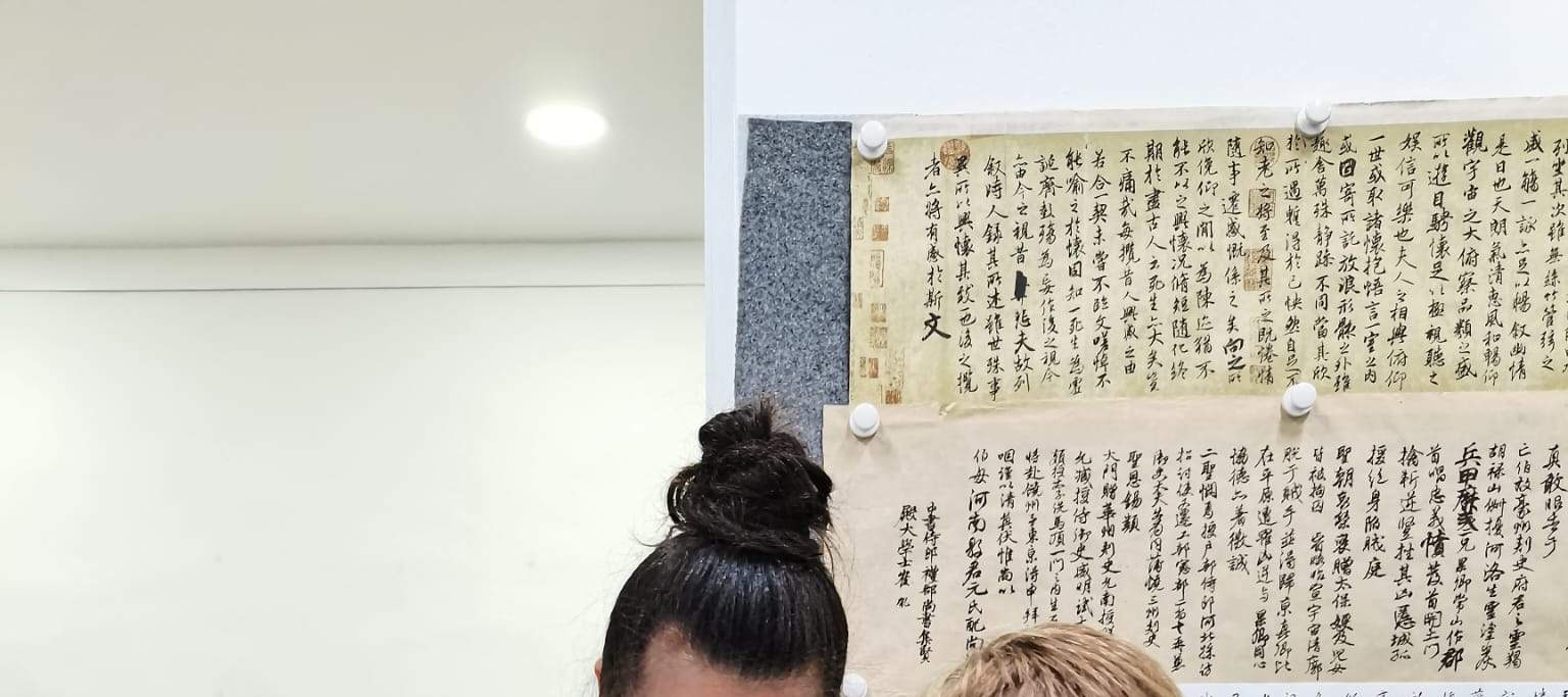 signora guida studentessa