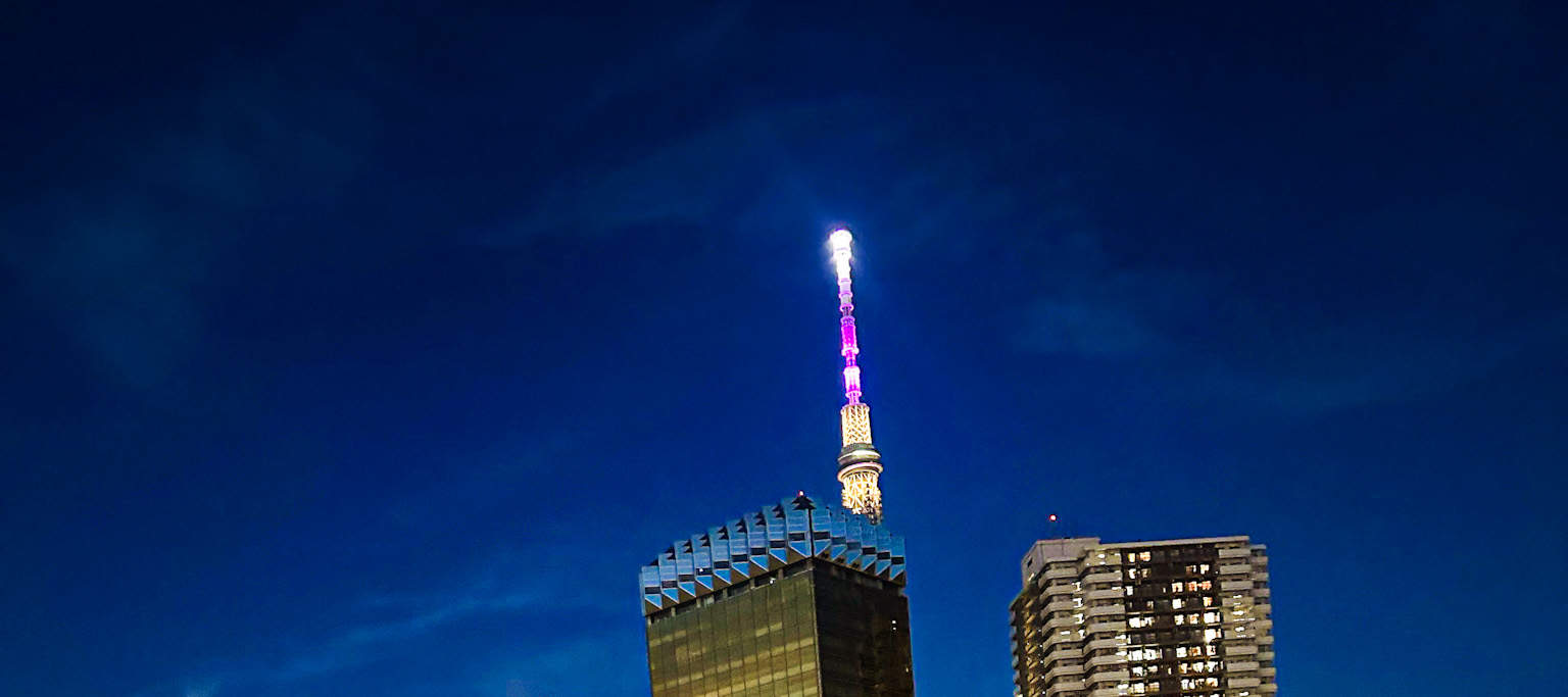Dari tingkap besar lokasi yang matahari telah terbenam, anda boleh menikmati pemandangan indah yang diterangi cahaya Skytree, simbol Asakusa 