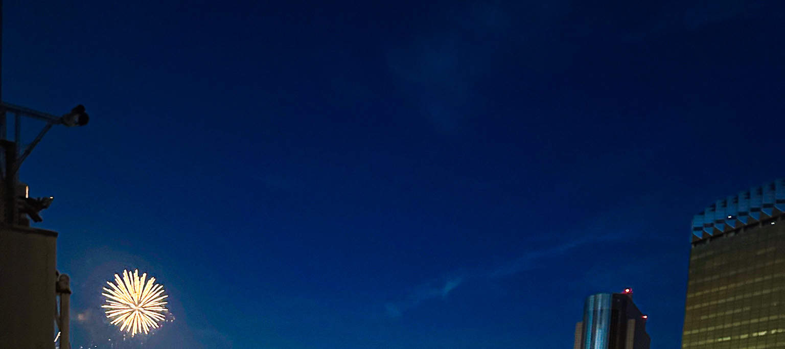 Pada musim-musim tertentu, anda juga boleh menikmati bunga api dari tingkap tempat ini. Anda boleh menikmati budaya Jepun dalam ruang yang sangat mewah.