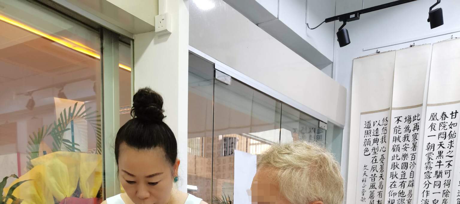 Mann schreibt chinesisches Schriftzeichen