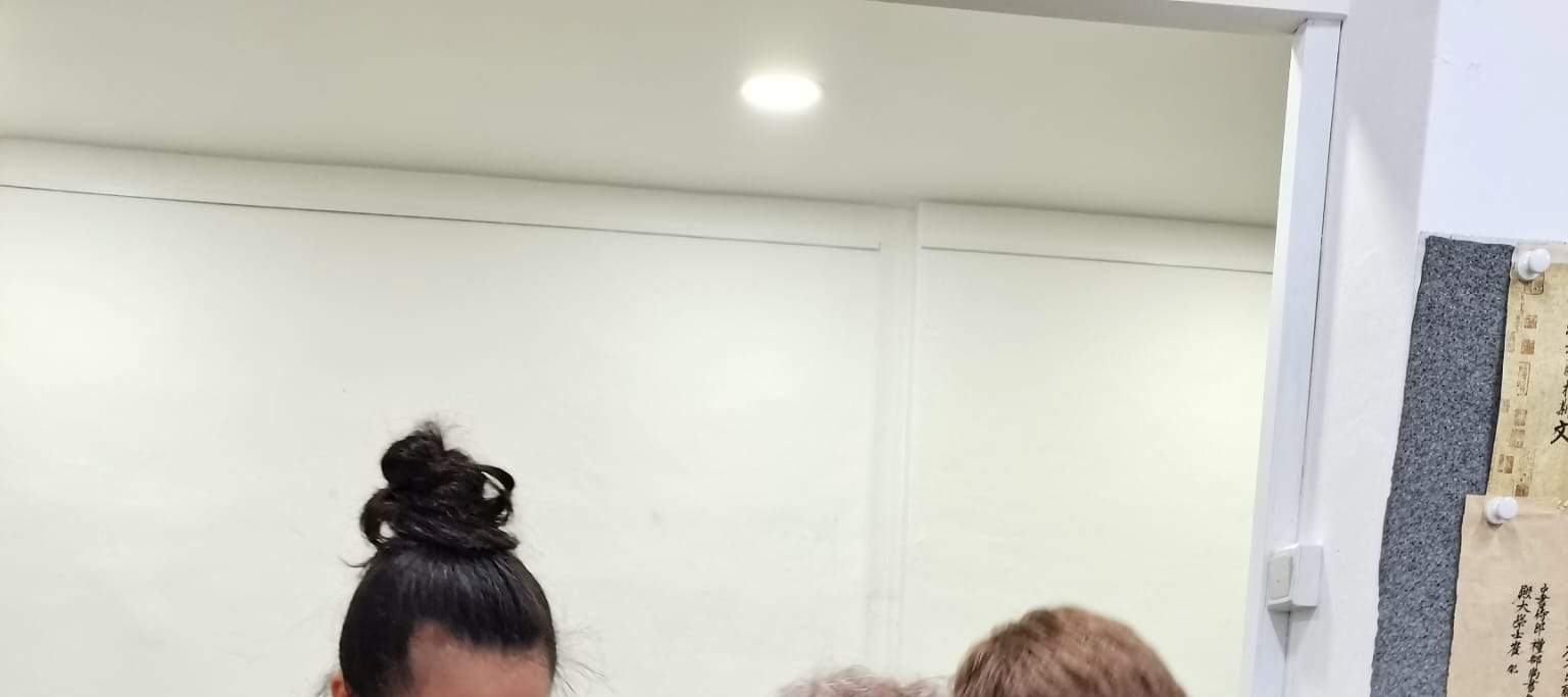 инструктор учит рисовать