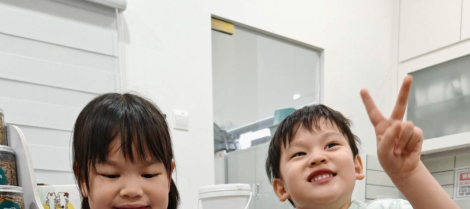 Một món quà lưu niệm từ thiên nhiên! Trẻ em hào hứng xin hộp đựng để mang một vài ấu trùng BSF sống về nhà.