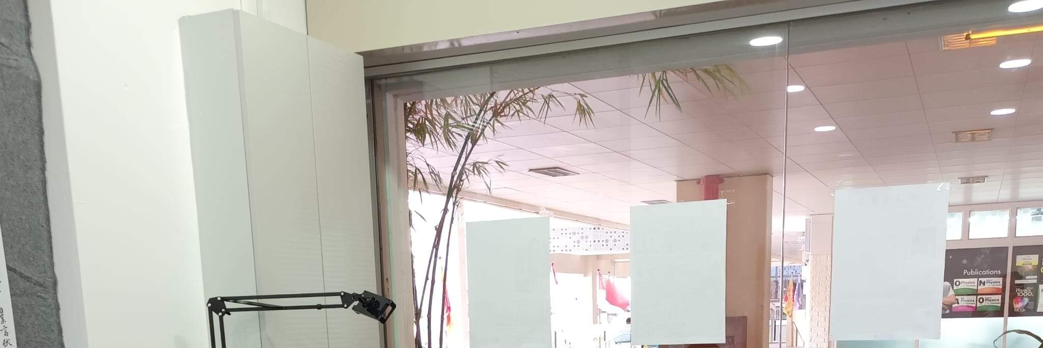 người đàn ông viết chữ trung quốc